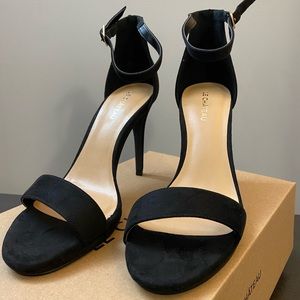 Brand new black strappy heels size 8 Le Chateau
